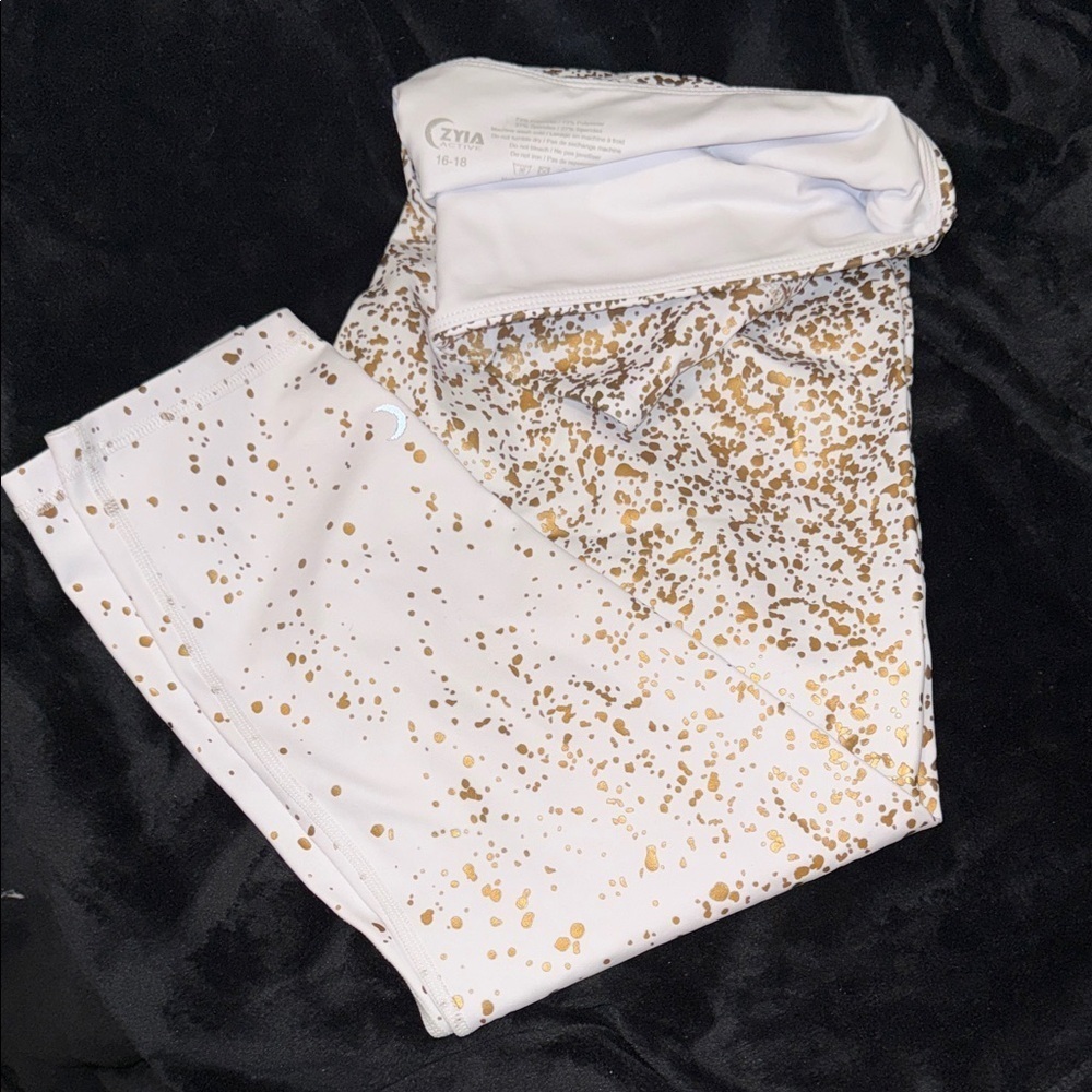 Zyia White Stay Gold Light & Tight Leggings Capri